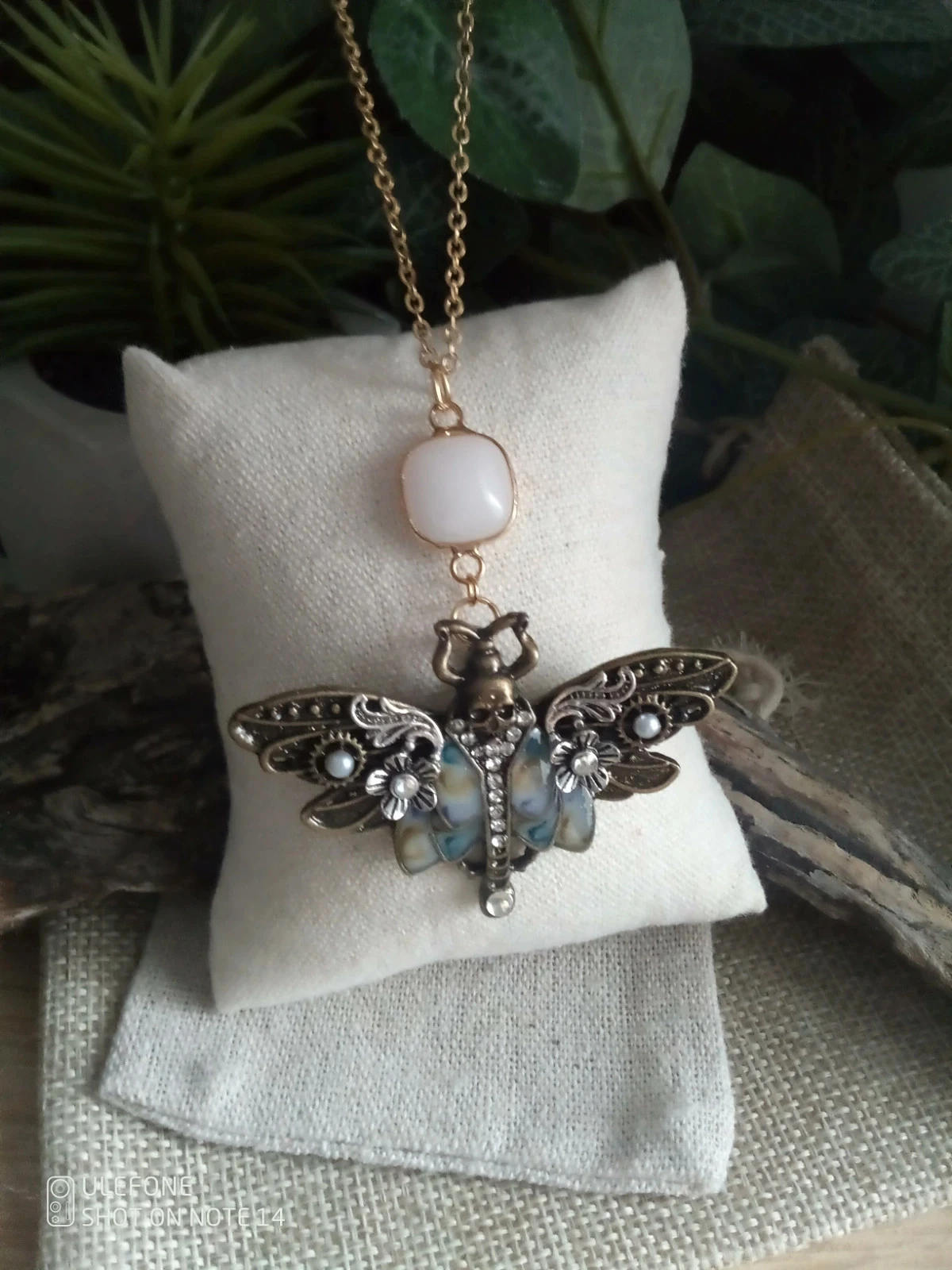 Collier sphinx doré et pierre de jade blanc